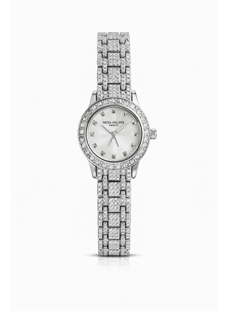 ساعة يد نسائية فاخرة باللون الفضي بتصميم مرصع ولميناء من عرق اللؤلؤ